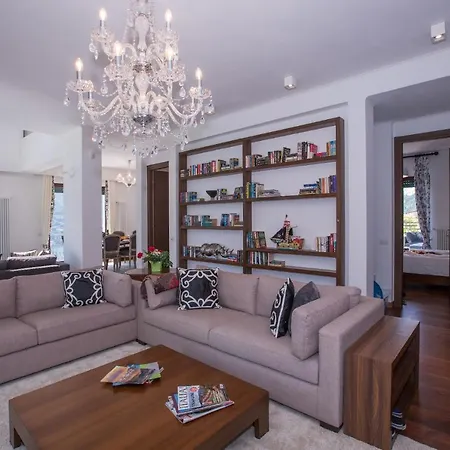 Sleeps 10 Pool Air Con Βίλα Moltrasio